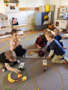 Przedszkole Promyczek Pruszcz Gdański – Owoc czy warzywo? A potem… do tańca! W poniedziałek najpierw trzeba było trochę pogłówkować. Co trafia do owoców, co do warzyw i czy każdy wybór jest taki oczywisty? Oglądaliśmy, porównywaliśmy i układaliśmy wszystko na swoim miejscu. A później przyszedł czas na ruch. Włączyliśmy muzykę, żółte obręcze poszły w górę i zaczęły się tańce. Od głowy do nóg - tak właśnie wyglądał nasz poniedziałek.