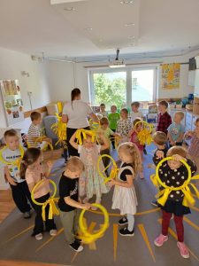 Przedszkole Promyczek Pruszcz Gdański – Owoc czy warzywo? A potem… do tańca! W poniedziałek najpierw trzeba było trochę pogłówkować. Co trafia do owoców, co do warzyw i czy każdy wybór jest taki oczywisty? Oglądaliśmy, porównywaliśmy i układaliśmy wszystko na swoim miejscu. A później przyszedł czas na ruch. Włączyliśmy muzykę, żółte obręcze poszły w górę i zaczęły się tańce. Od głowy do nóg - tak właśnie wyglądał nasz poniedziałek.